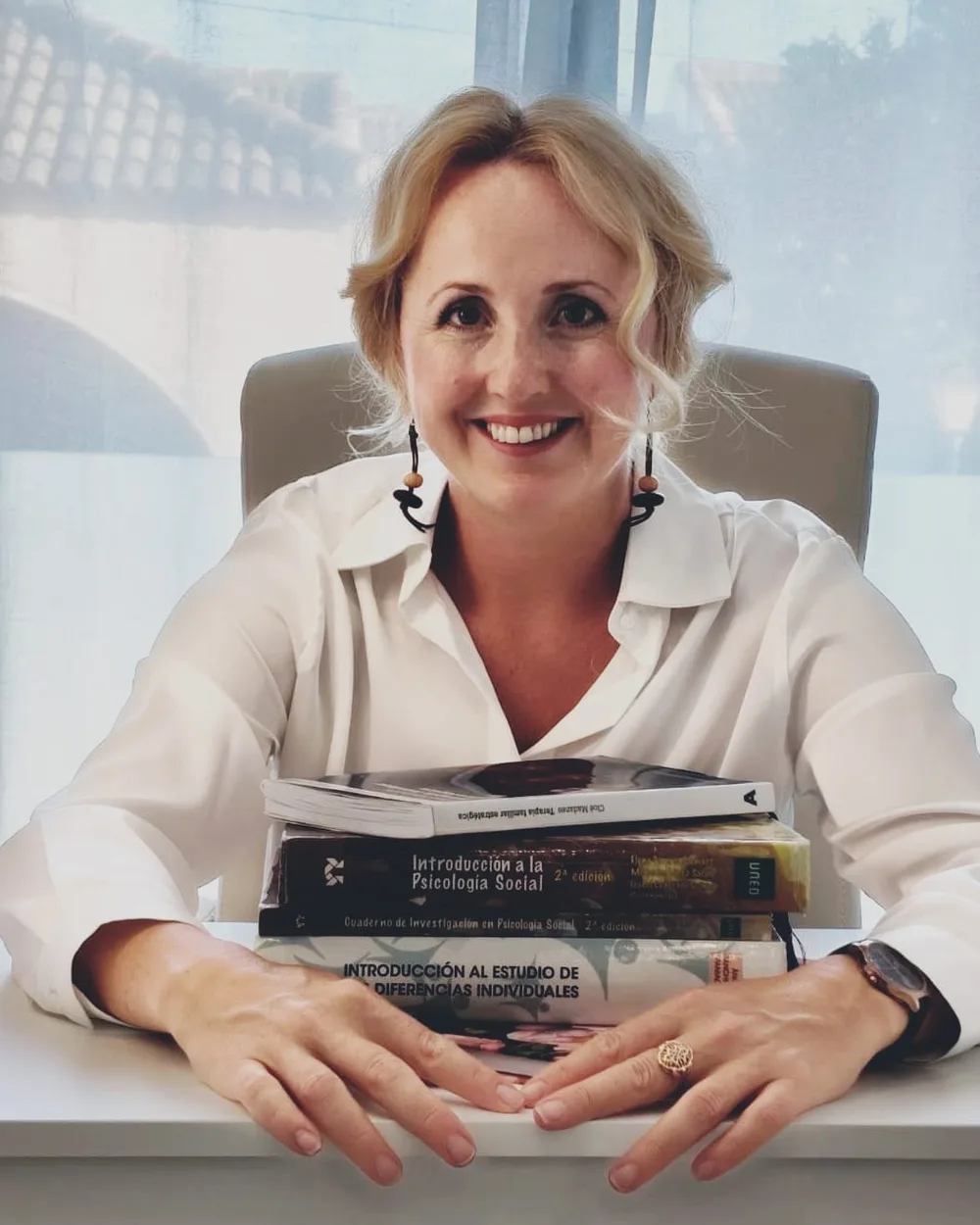 Elena Syniuk en casa, junto a libros de referencia de su formación